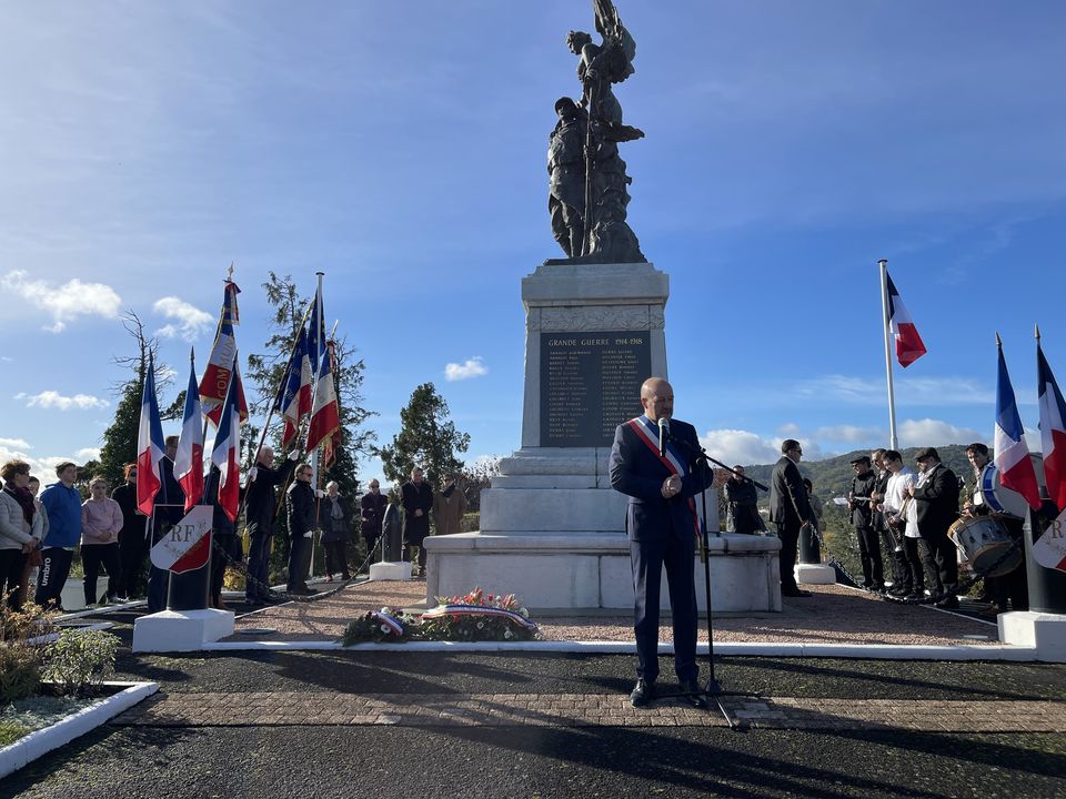 May be an image of 12 people and the Tomb of the Unknown Soldier