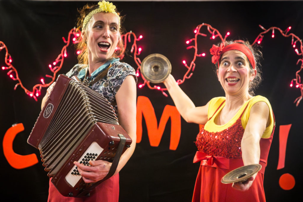 photo de deux femmes, l’une avec un accordéon, l’autre avec des cymbales